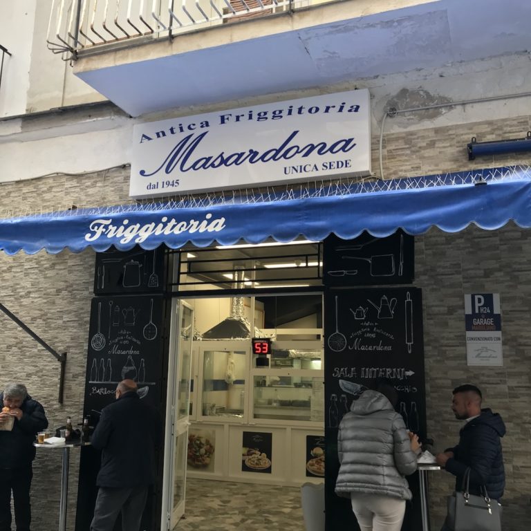 La pizza frite de la Masardona Naples (Italie) 716lavie