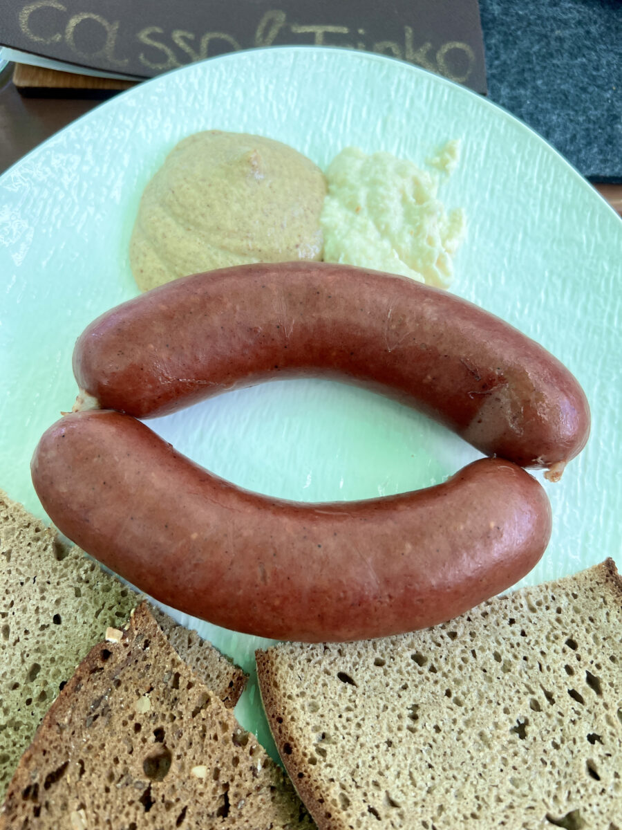 Saucisse maison, moutarde, raifort