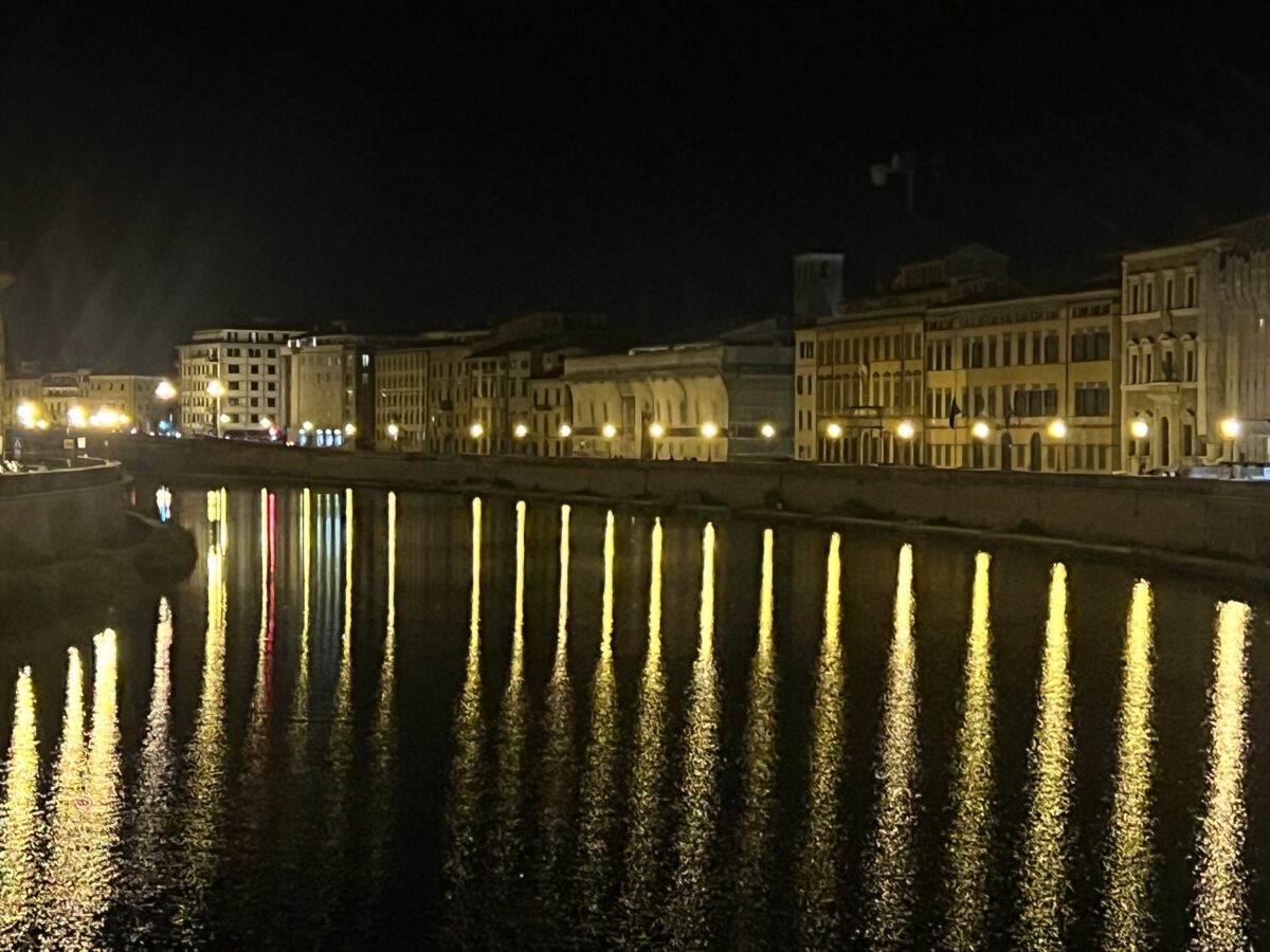 Pise le jeudi soir ce sont les rives de l’Arno squattées par les étudiants kiffent. Les touristes venus exclusivement pour la tour sont déjà en train de dormir ou ailleurs.